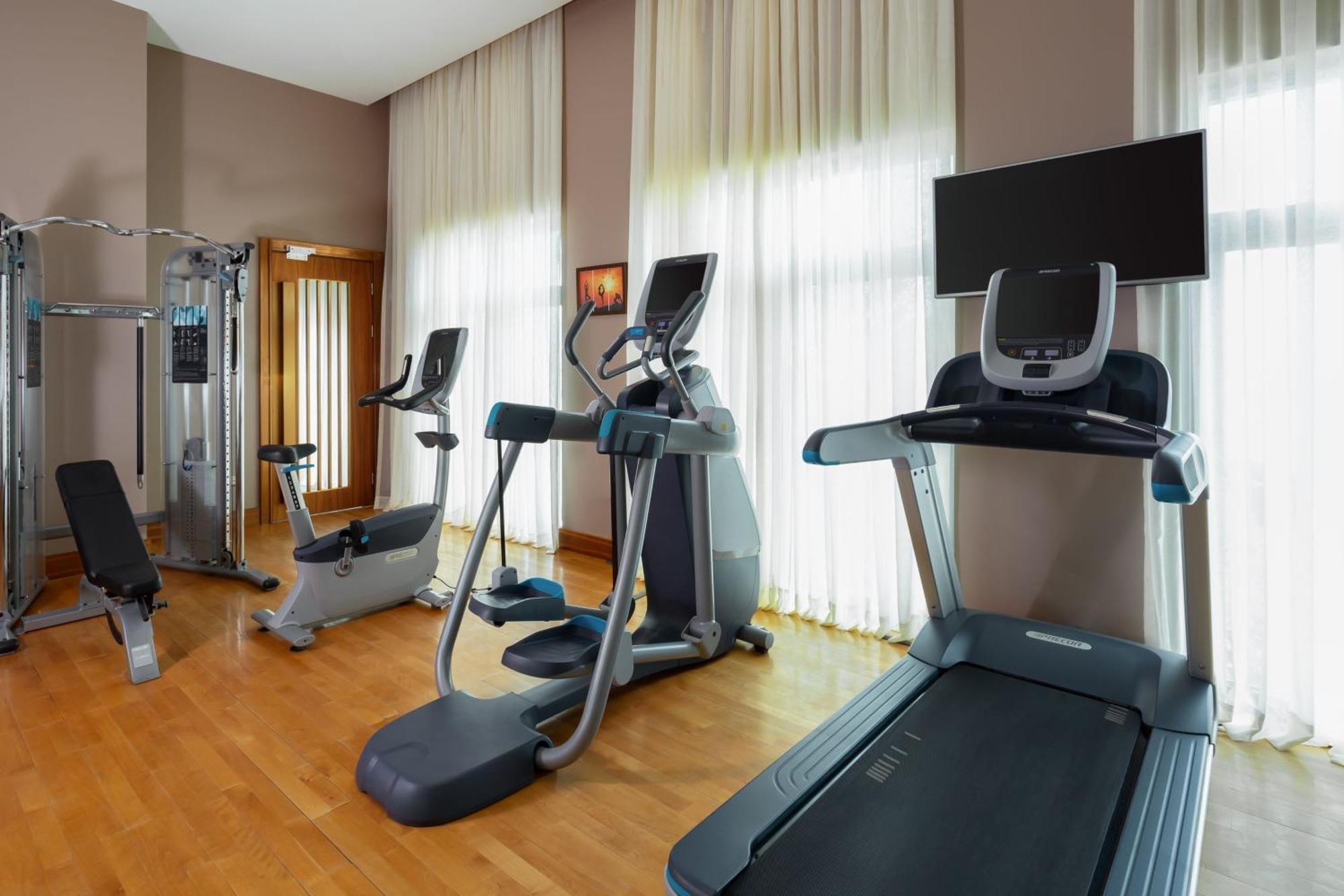 Sheraton Baku Intourist Extérieur photo A typical home gym