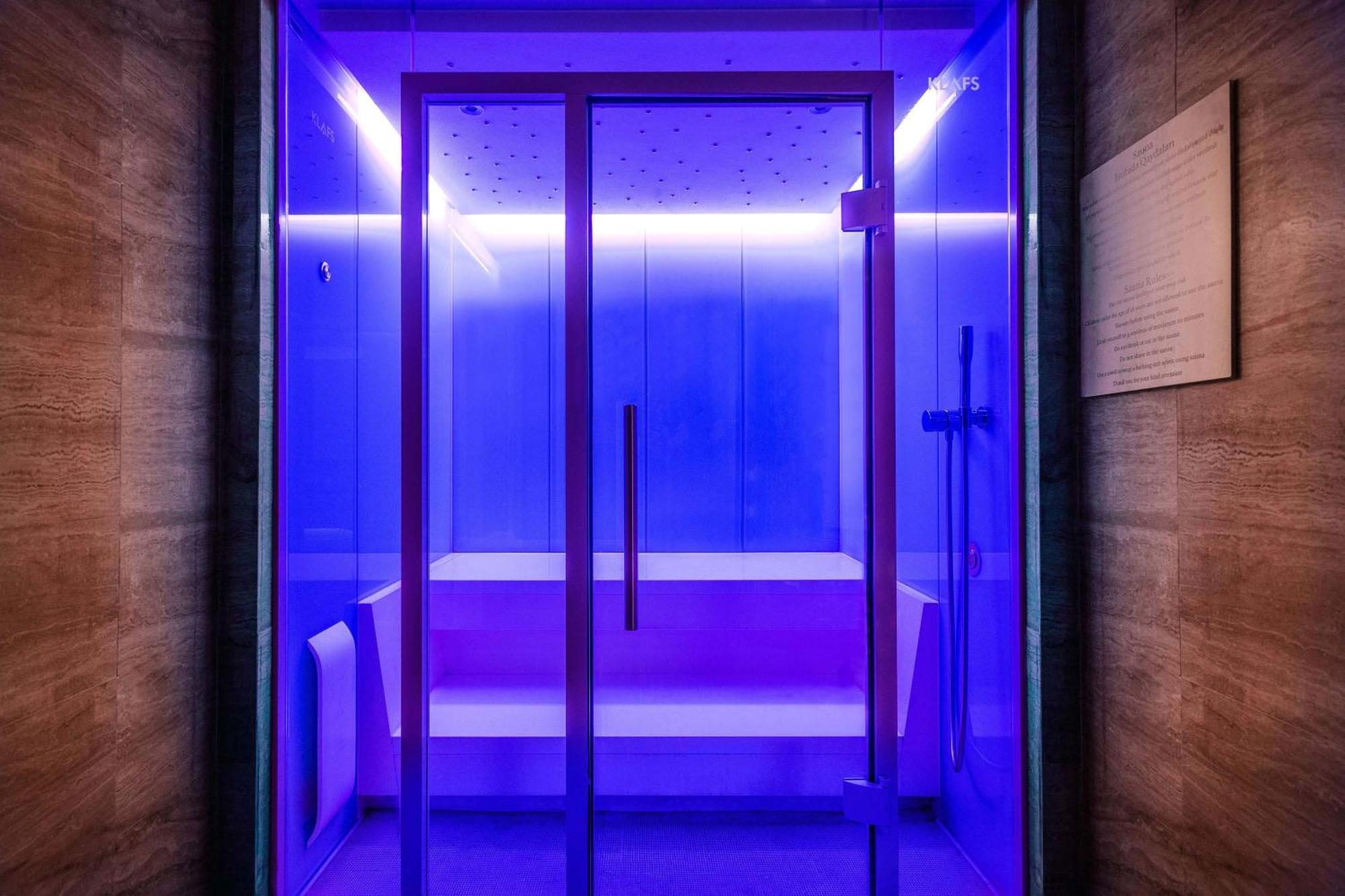 Sheraton Baku Intourist Extérieur photo A blue light spa