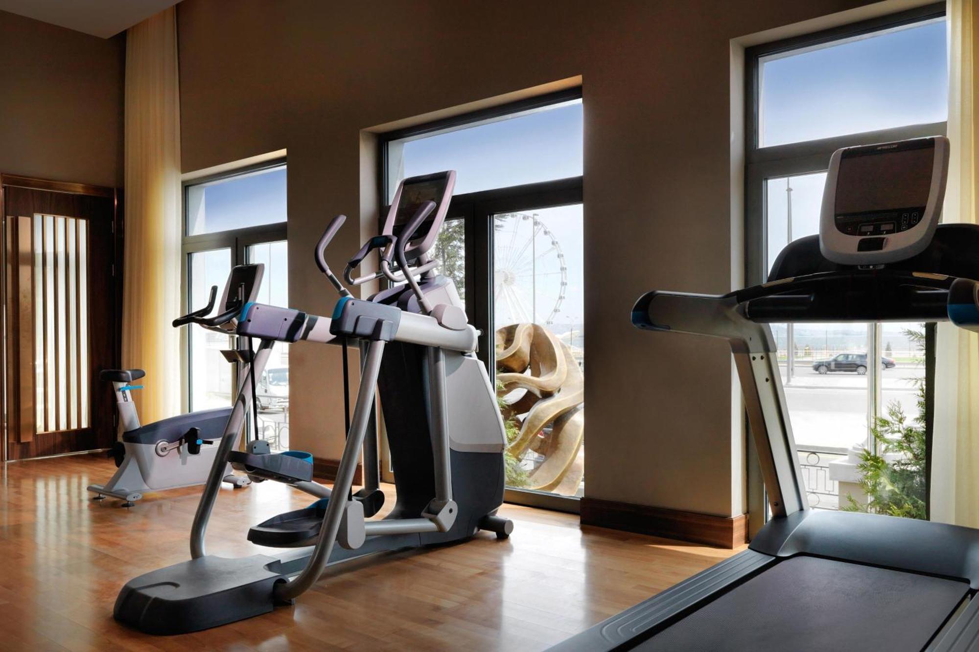 Sheraton Baku Intourist Extérieur photo A typical gym