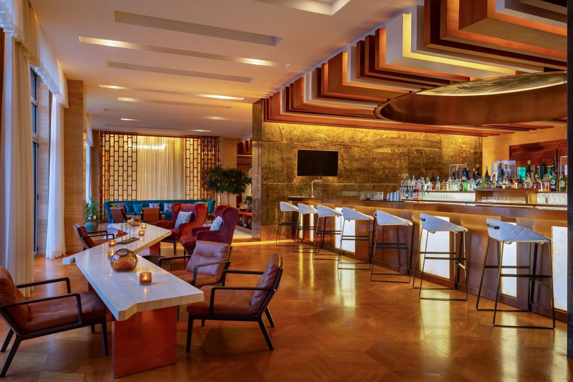 Sheraton Baku Intourist Extérieur photo The bar at the Westin