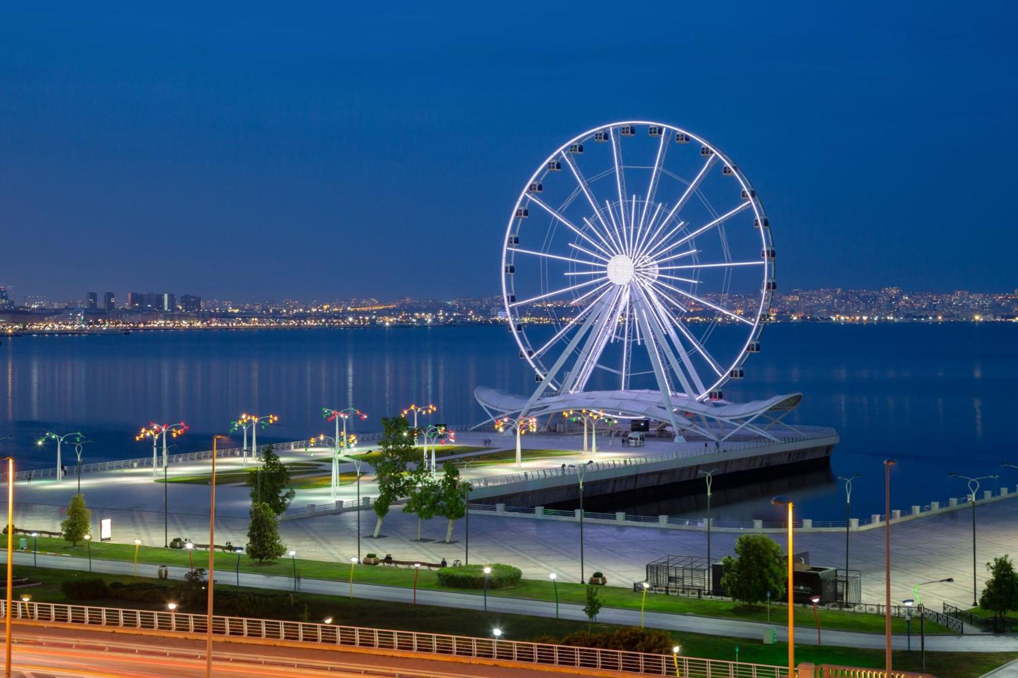 Sheraton Baku Intourist Extérieur photo The Ferris wheel at the park