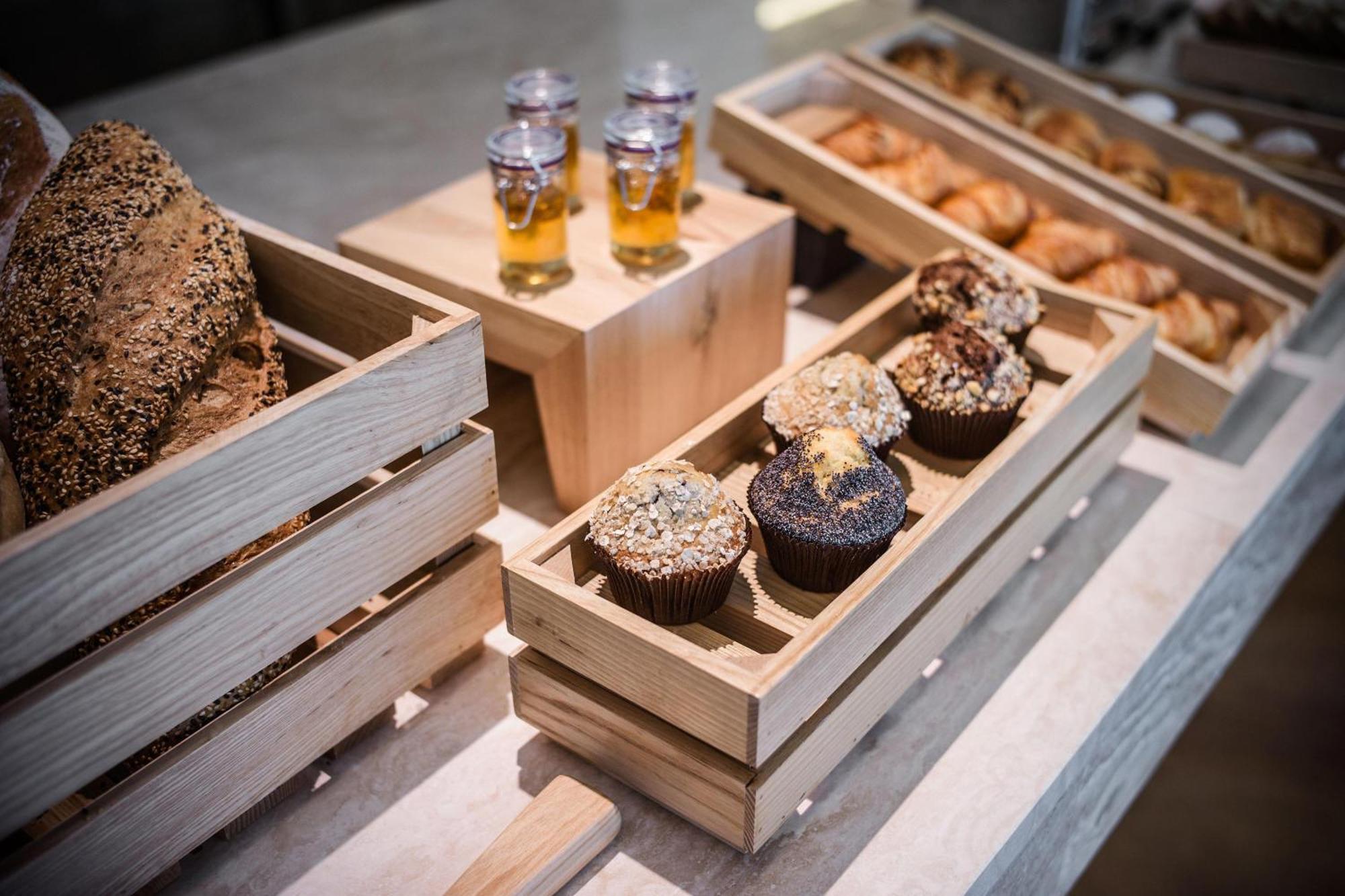 Sheraton Baku Intourist Extérieur photo A selection of muffins at a buffet