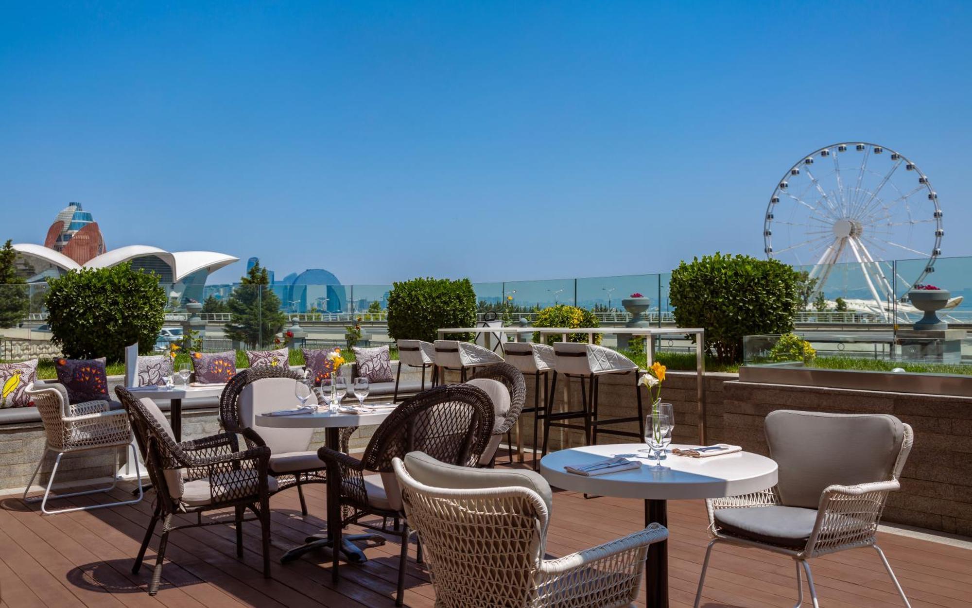 Sheraton Baku Intourist Extérieur photo The Sky Bar