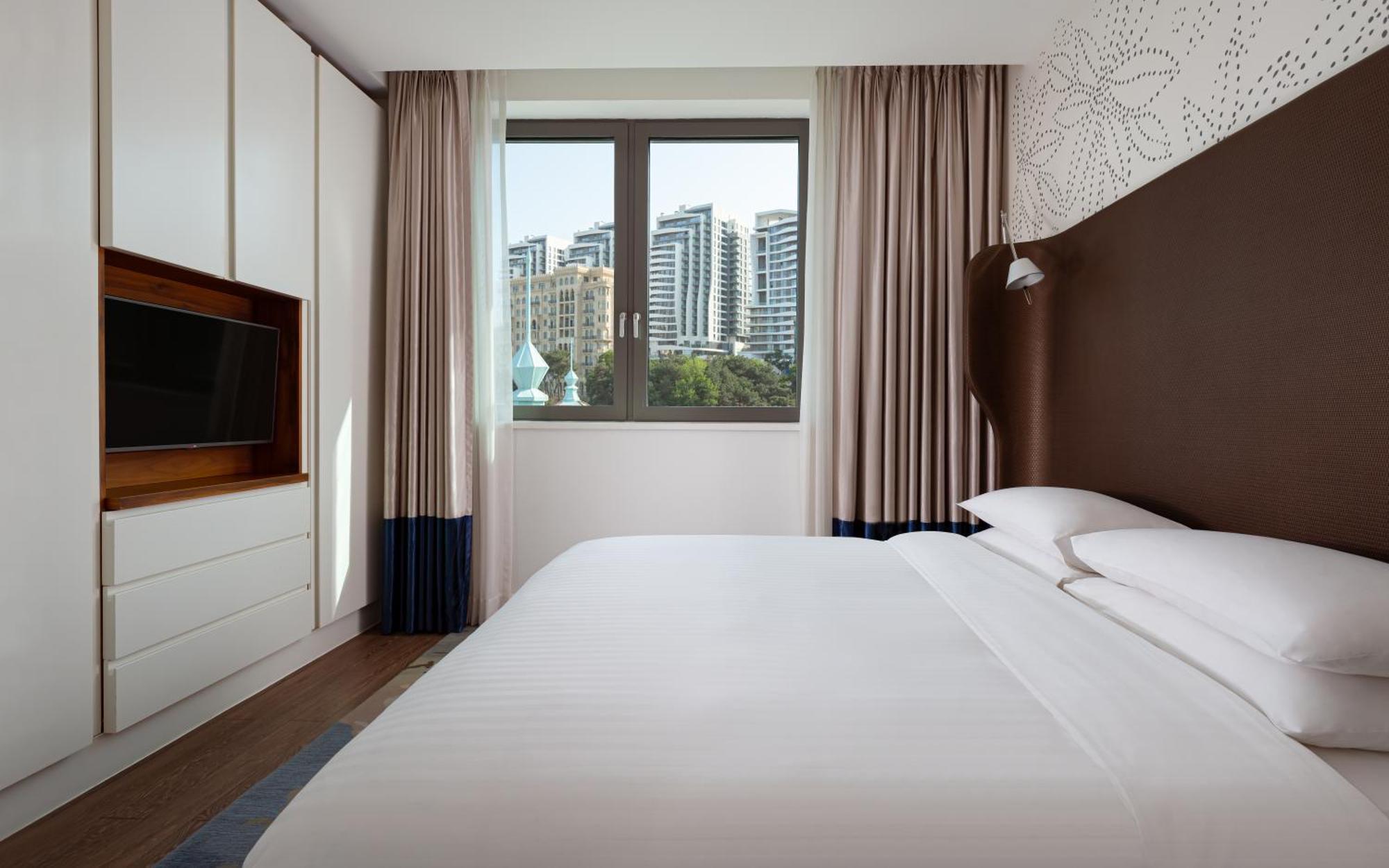 Sheraton Baku Intourist Extérieur photo A bedroom at the hotel