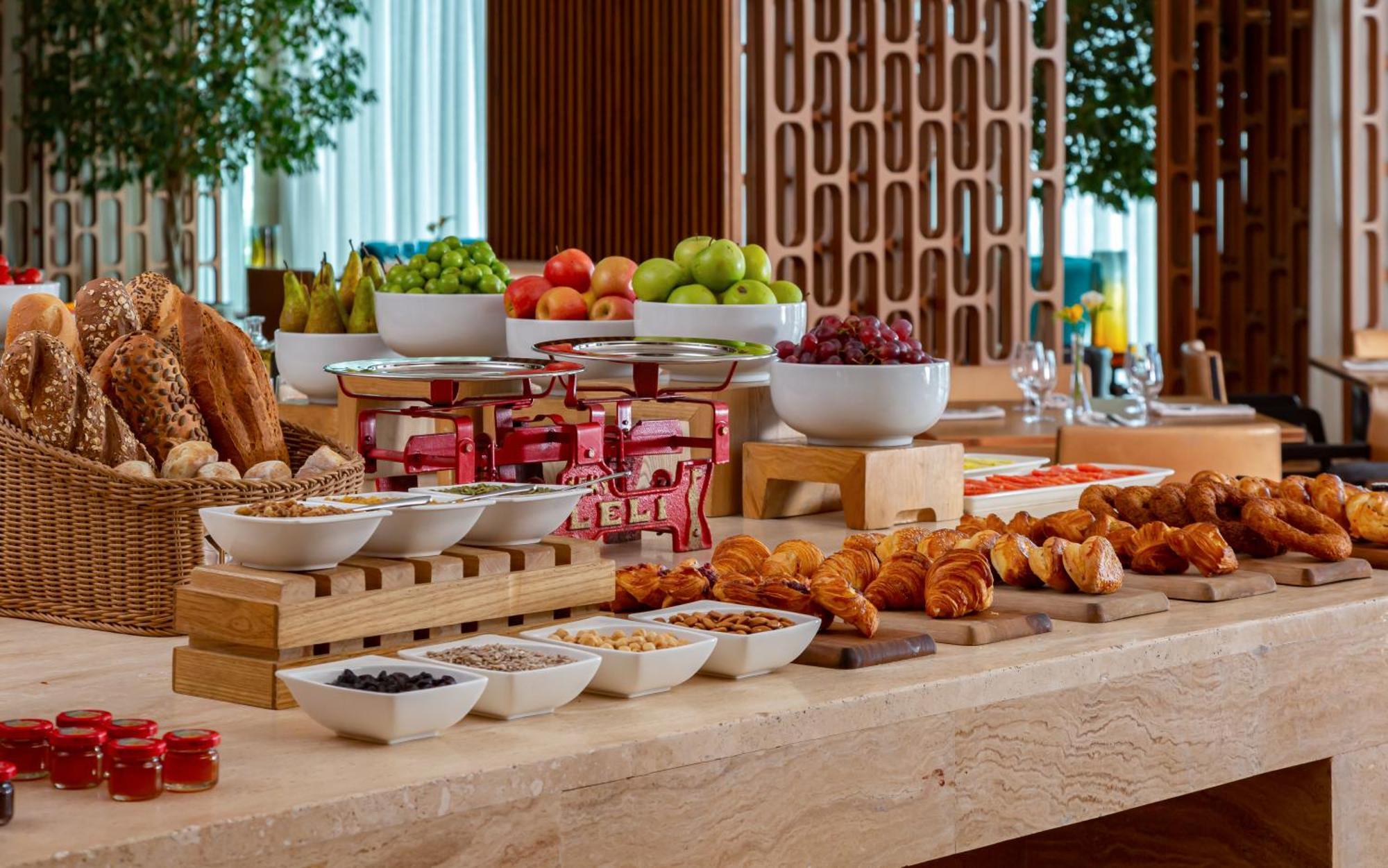 Sheraton Baku Intourist Extérieur photo A breakfast buffet