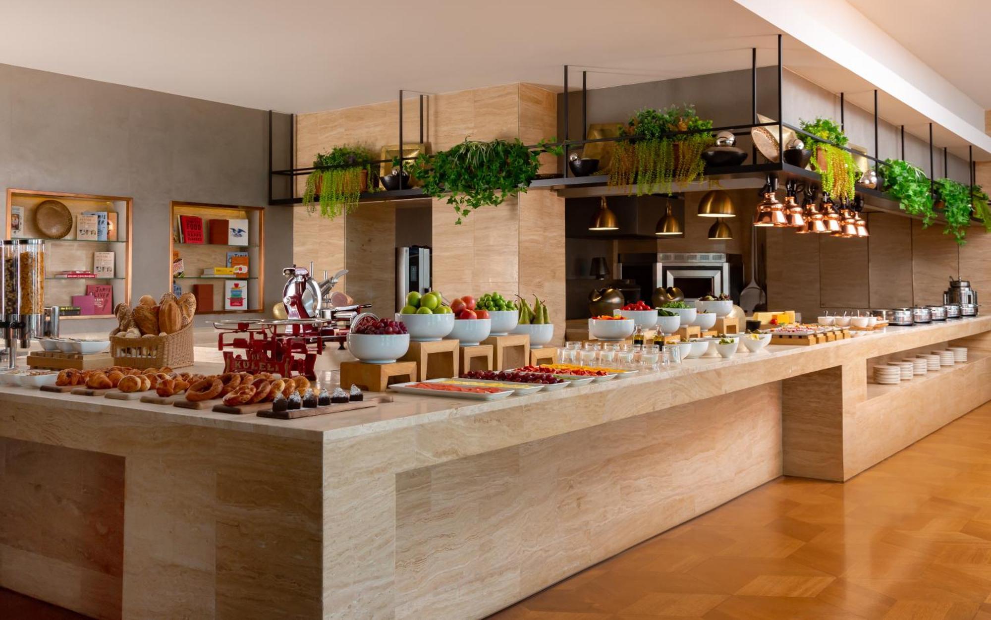 Sheraton Baku Intourist Extérieur photo The buffet at the hotel