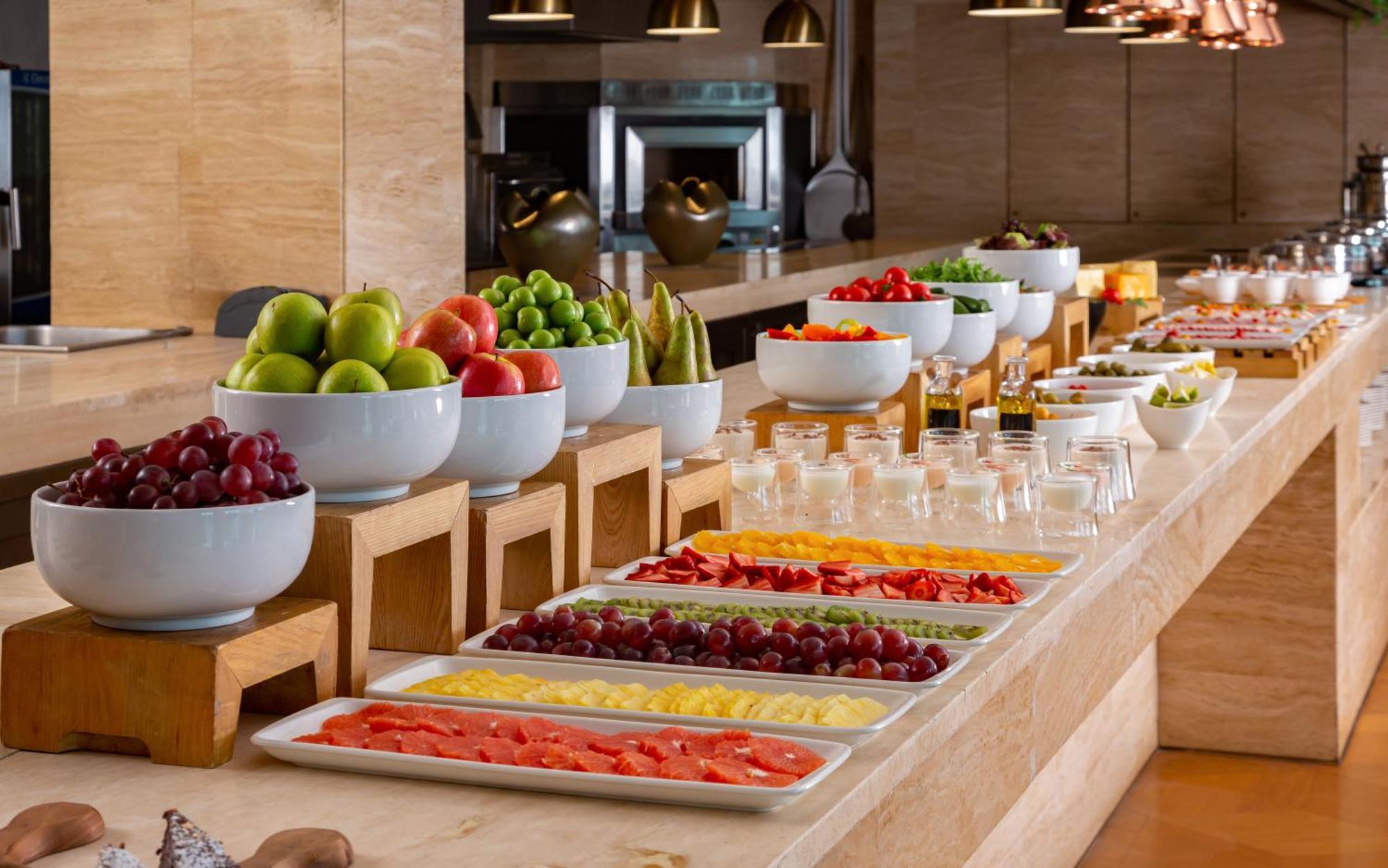 Sheraton Baku Intourist Extérieur photo A fruit salad bar